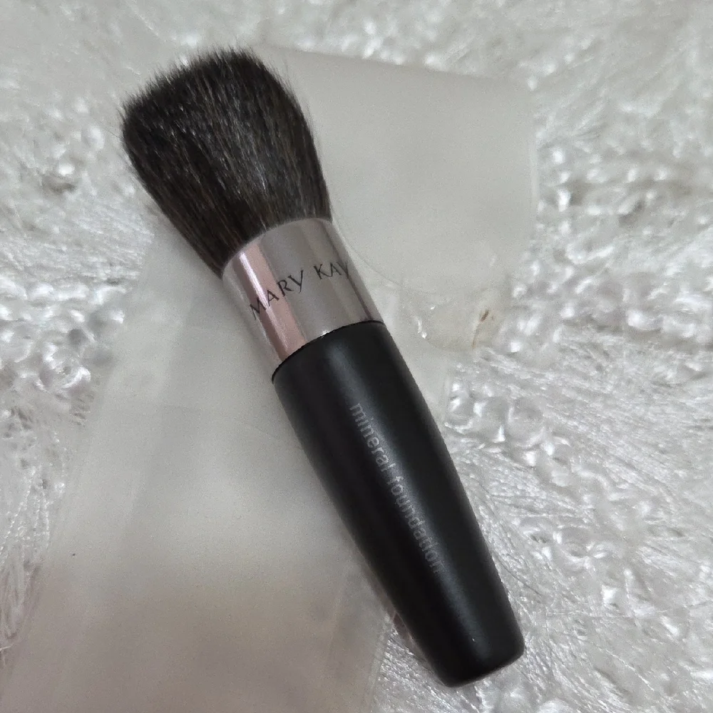 Mary Kay Black and Silver Foundation Brush